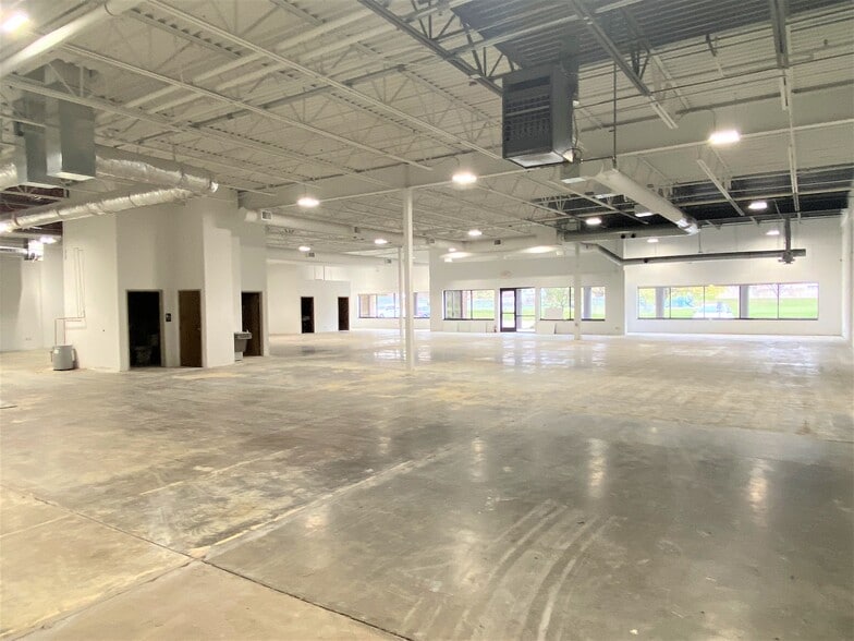 More Photos Of 9201 E Bloomington Fwy, Bloomington Distribution For Lease