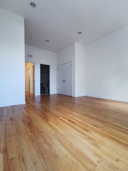 More Photos Of 521 N 34th St, Philadelphia Apartments For Sale