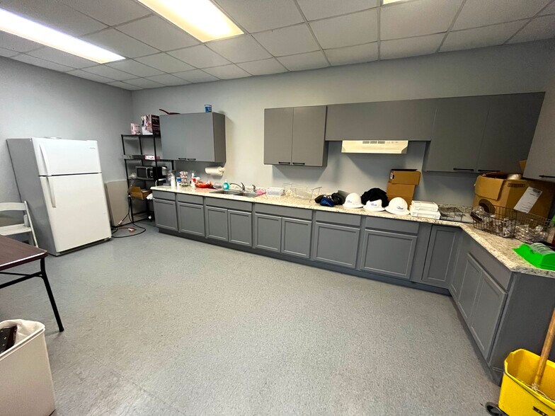 More Photos Of 204 Engineers Rd, Belle Chasse Warehouse For Lease