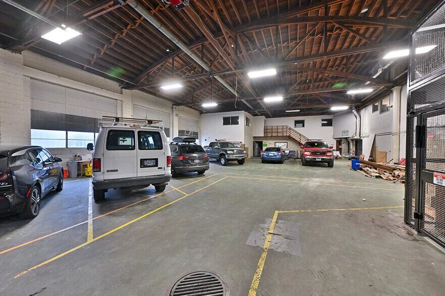 More Photos Of 530 NE Couch St, Portland Light Manufacturing For Lease