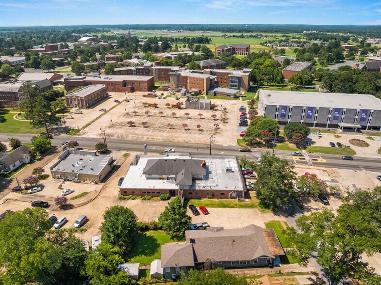More Photos Of 816 University Pky, Natchitoches Office For Sale