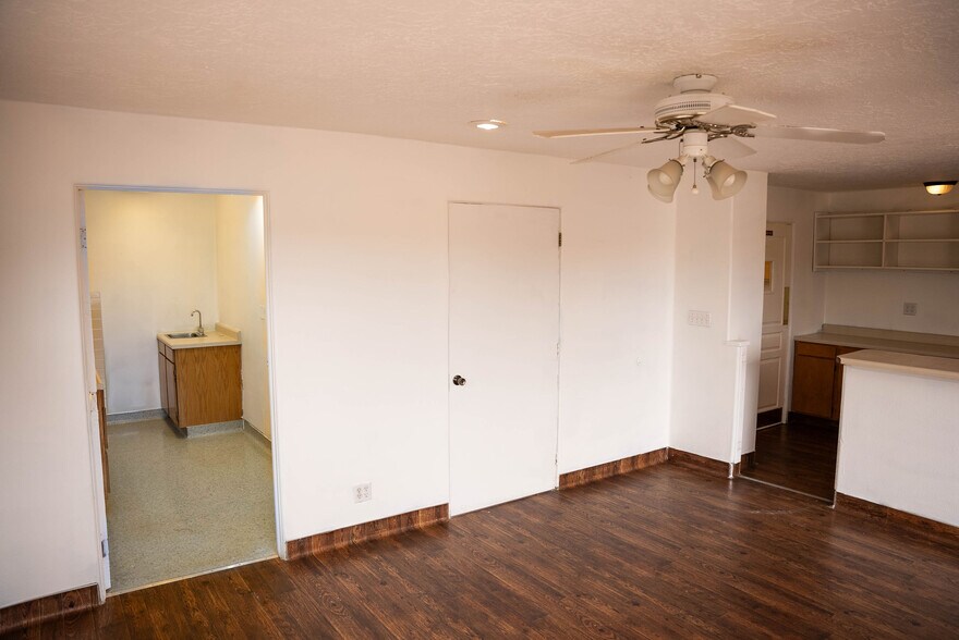 More Photos Of 1545 W State St, Hurricane Veterinarian Kennel For Lease