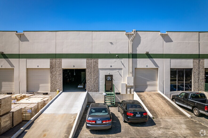 More Photos Of 11500 S Main St, Houston Warehouse For Lease