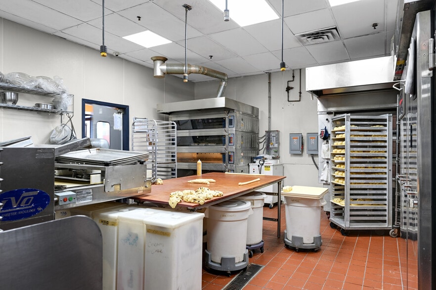 More Photos Of 2795 Hedberg Dr, Minnetonka Restaurant For Sale