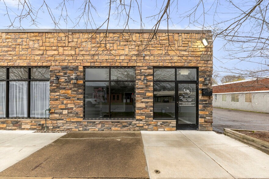More Photos Of 25033-25037 W Warren St, Dearborn Heights Freestanding For Lease