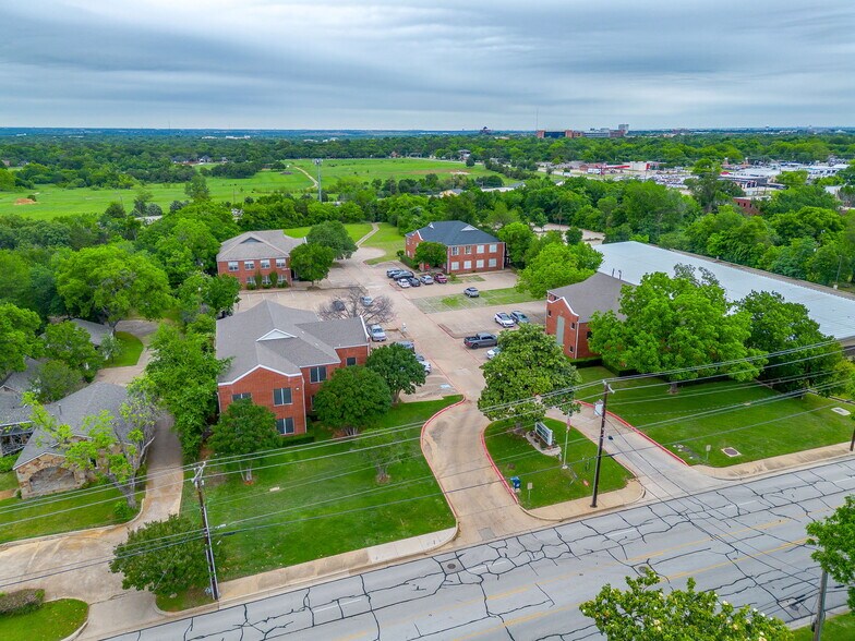 More Photos Of 1309 W Abram St, Arlington Office For Sale
