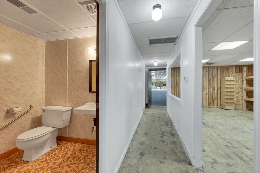 More Photos Of 340-348 N Military Ave, Green Bay Freestanding For Sale