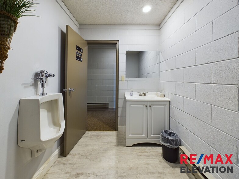 More Photos Of 915 W Fetterman St, Buffalo Office For Sale
