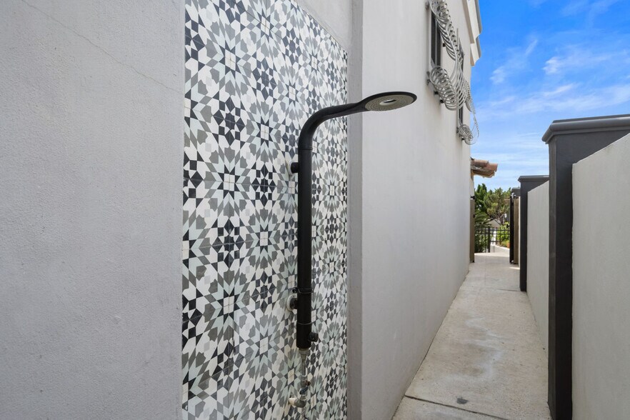 More Photos Of 1628 Seawall Blvd, Galveston Apartments For Sale