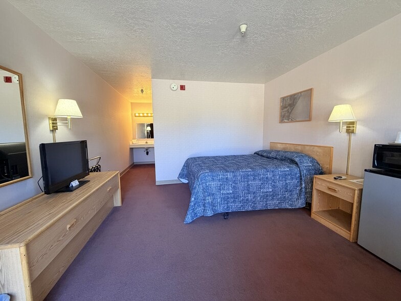 More Photos Of 380 W Main St, Escalante Hotel For Sale