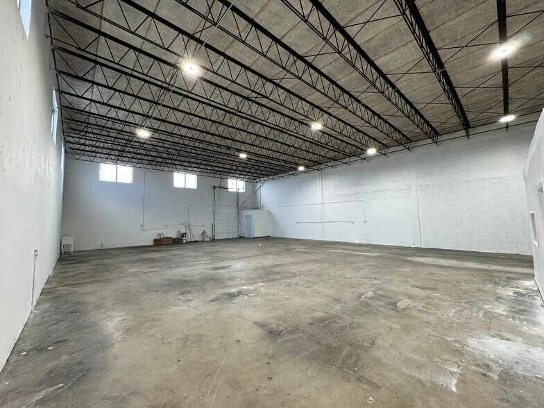 More Photos Of 208-220 NW 1st Ave, Hallandale Service For Lease