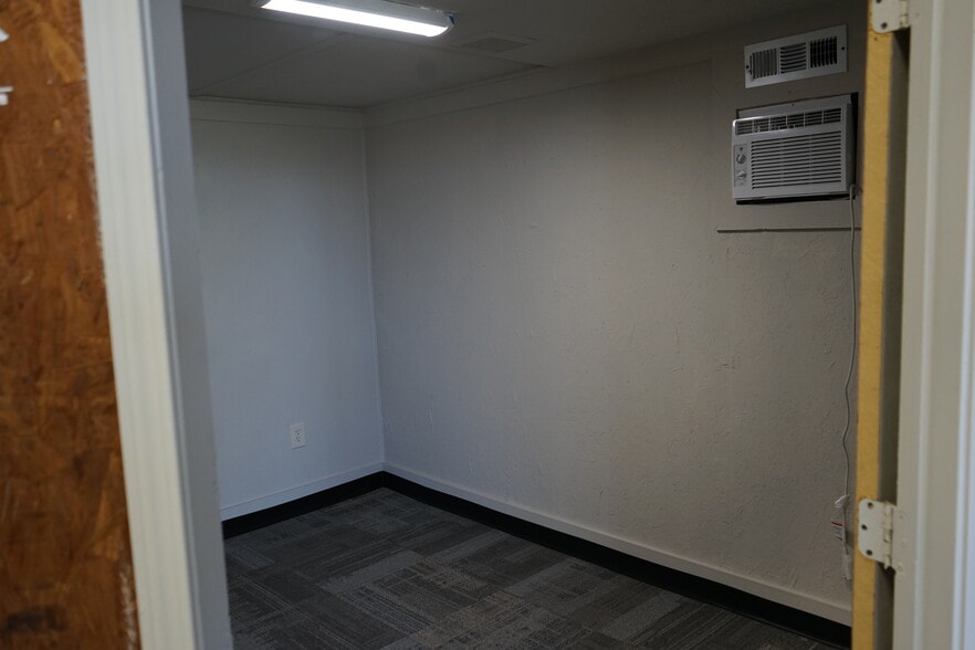 More Photos Of 11815 Beeville Dr, Houston Warehouse For Lease