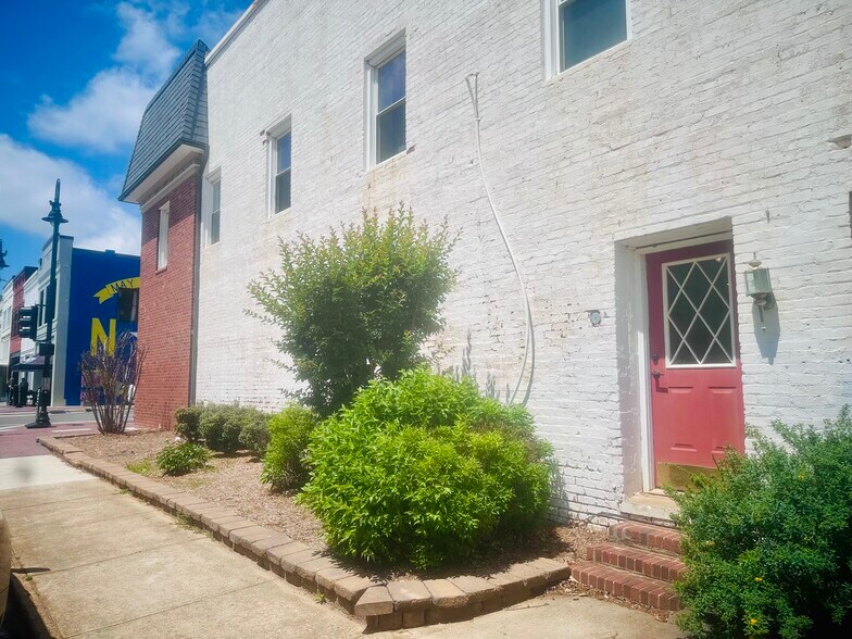 More Photos Of 103 N College Ave, Newton General Retail For Lease