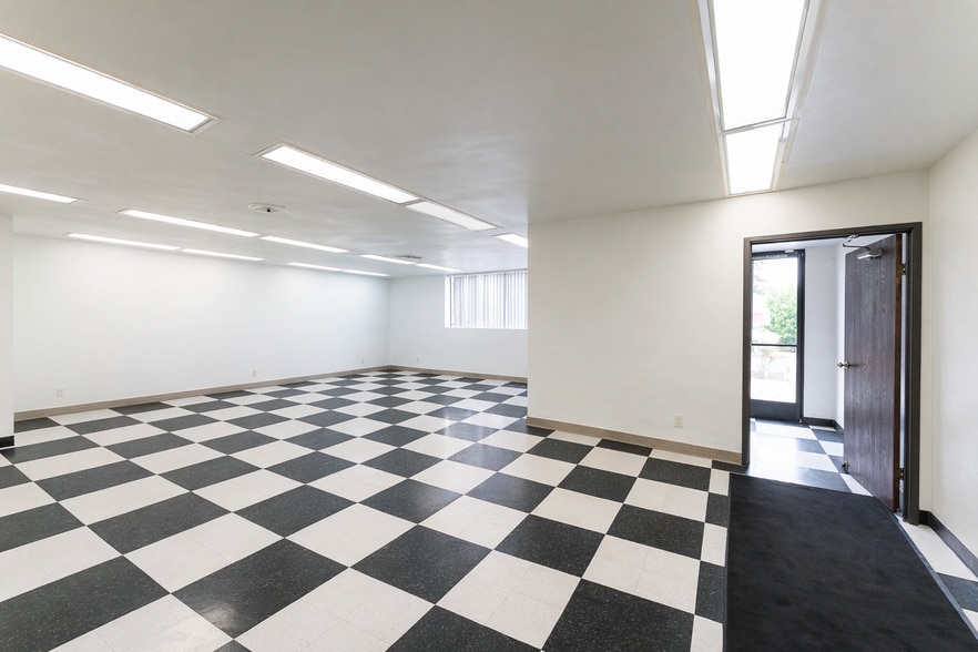 More Photos Of 20608 Earl St, Torrance Warehouse For Lease