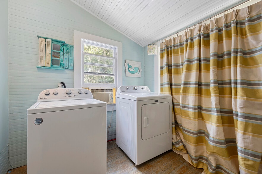 More Photos Of 125 N Main St, Hastings Restaurant For Lease