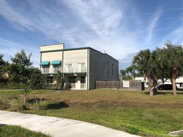 More Photos Of 413 NE Baker Rd, Jensen Beach Light Distribution For Sale