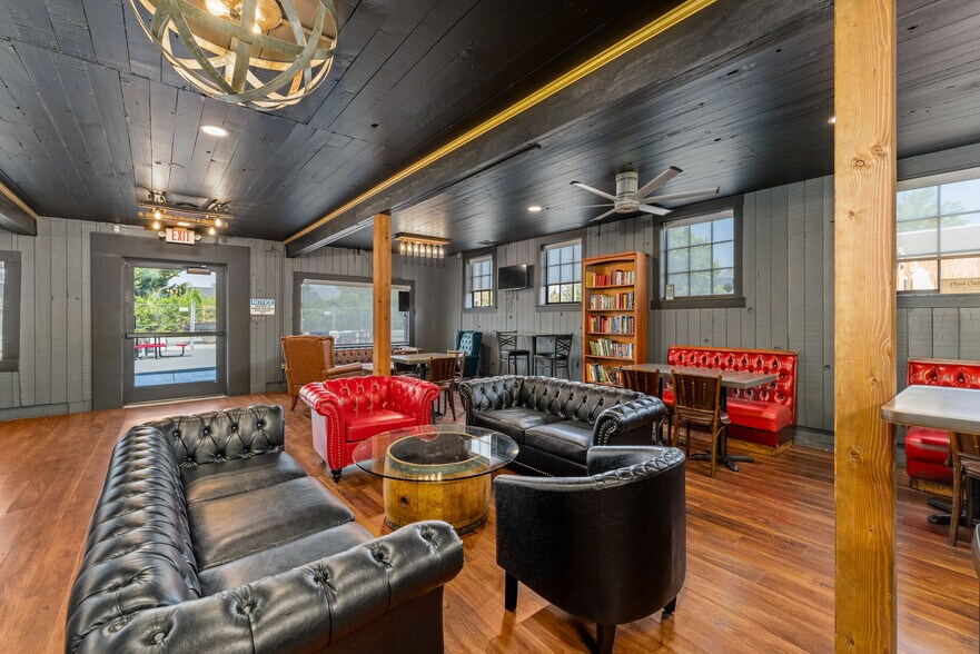 More Photos Of 2039 Redwood Ave, Grants Pass Restaurant For Sale