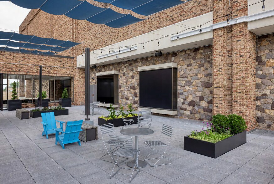 More Photos Of 2 Bala Plz, Bala Cynwyd Department Store For Lease