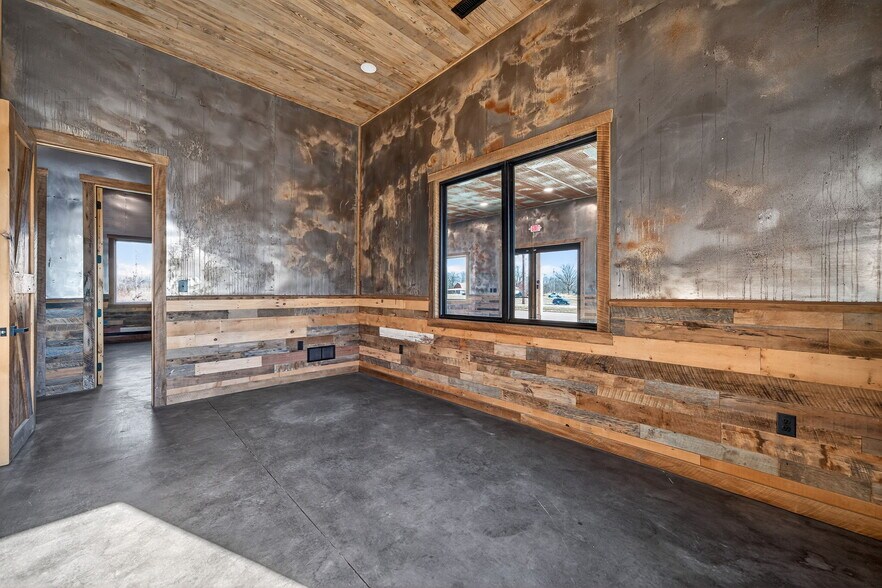 More Photos Of 1834 Outer Hwy 61 hwy, Moscow Mills Flex For Sale