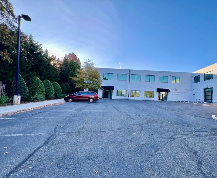 More Photos Of 5440 Cherokee Ave, Alexandria Showroom For Lease