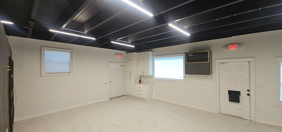 More Photos Of 211 SE 9th Ave, Boynton Beach Light Manufacturing For Lease