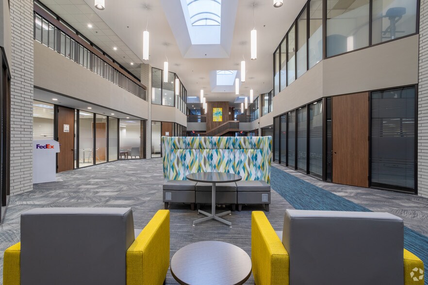 More Photos Of 425 N New Ballas Rd, Creve Coeur Office For Lease