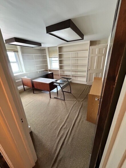 More Photos Of 519 E Genesee St, Fayetteville Office For Sale