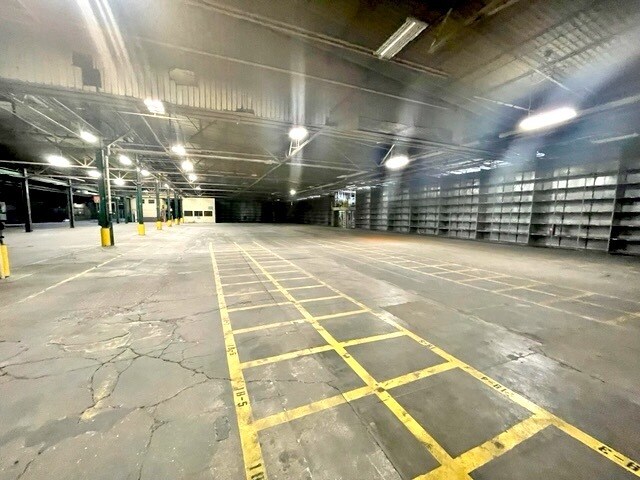 More Photos Of 2400 SW Washington St, Peoria Manufacturing For Sale