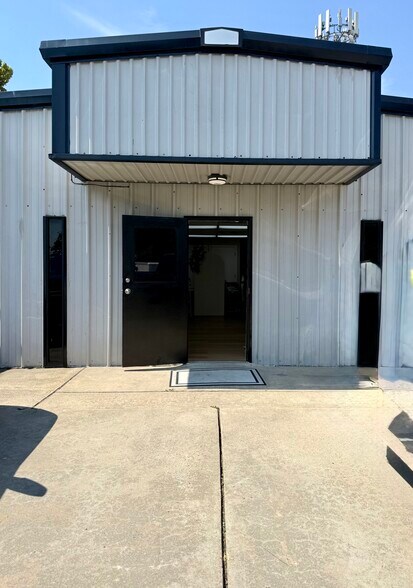 More Photos Of 6820 Poppy St, Houston Office For Sale