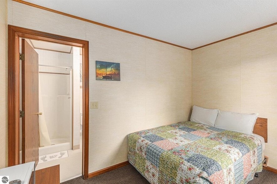 More Photos Of 541 Lake St, Frankfort Hotel For Sale