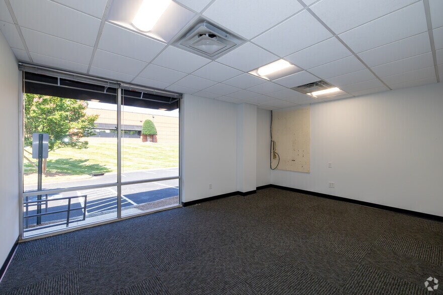 More Photos Of 1809 Associates Ln, Charlotte Light Distribution For Lease