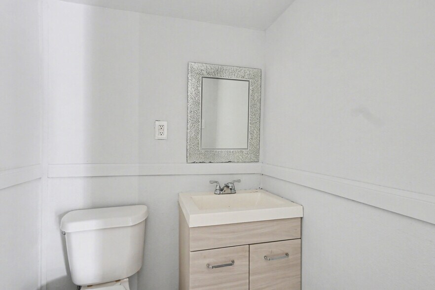 More Photos Of 5709 5th St, Katy Medical For Lease