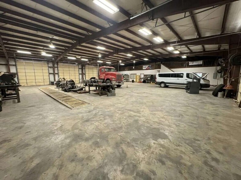 More Photos Of 1722 FM 1582, Pearsall Service For Sale