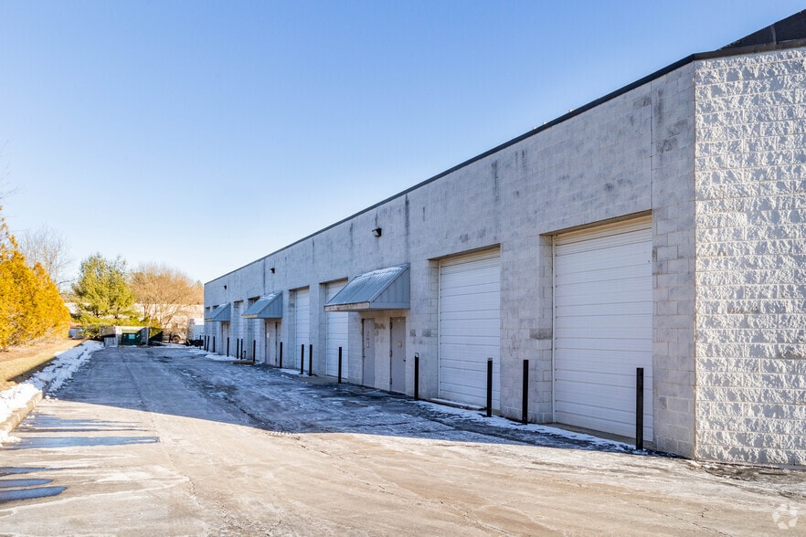 More Photos Of 7 Shirley St, Bohemia Warehouse For Lease