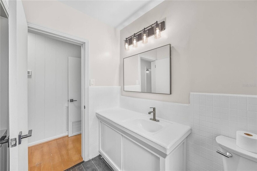 More Photos Of 274 W Kings Hwy, Center Hill Flex For Sale