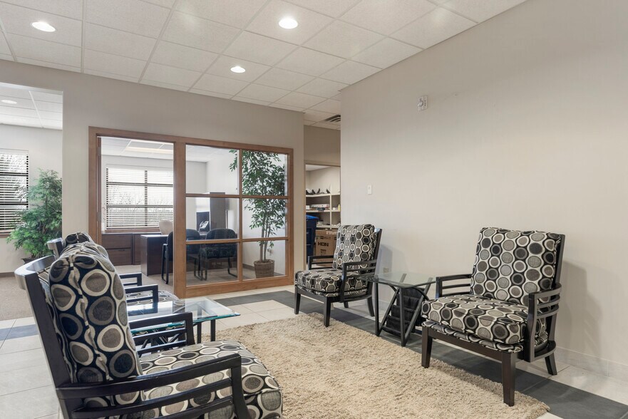 More Photos Of 7447 Riverside Pky, Tulsa Bank For Lease