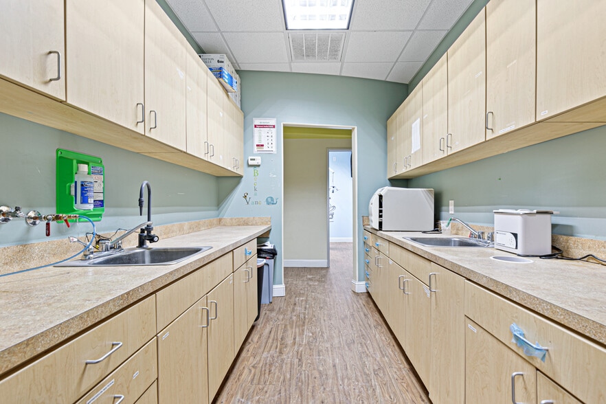 More Photos Of 10215 Scyene Rd, Dallas Medical For Lease