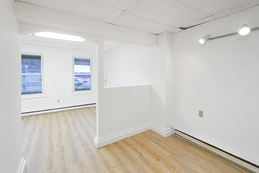 More Photos Of 32 Worcester Rd, Charlton Storefront Retail Residential For Lease