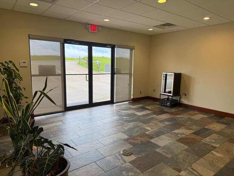 More Photos Of 3006 Mount Vernon Rd, Hurricane Office For Sale