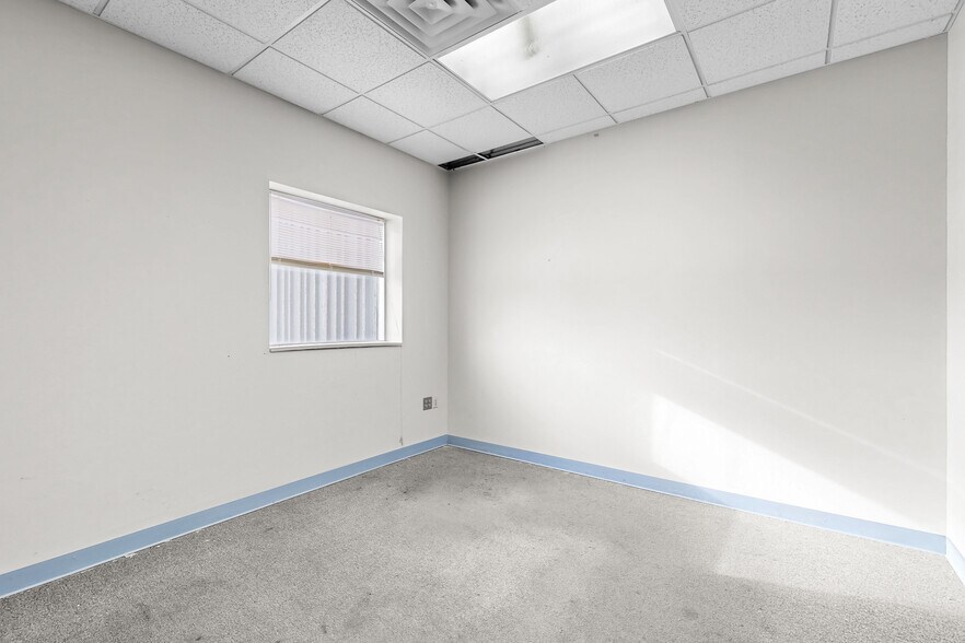 More Photos Of 701 Technology Pl, Waverly Manufacturing For Lease