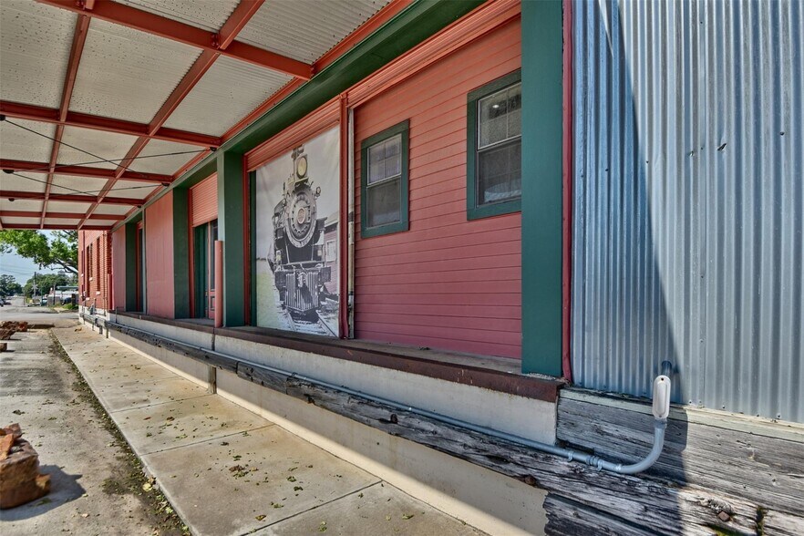 More Photos Of 214 S Austin St, Brenham Office Residential For Lease