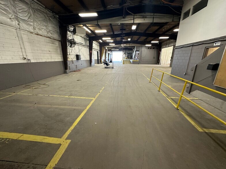 More Photos Of 1701 W County Line Rd, Springfield Manufacturing For Lease