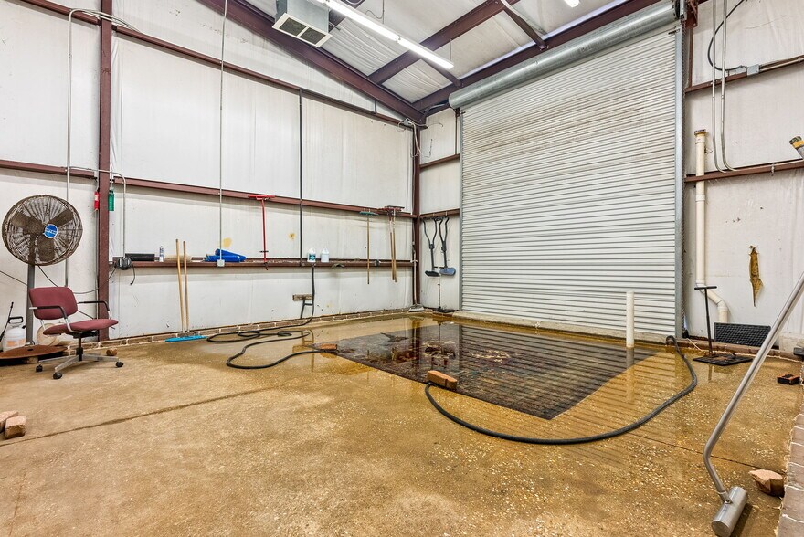 More Photos Of 834-840 Lagoon Business Loop, Montgomery Light Distribution For Lease