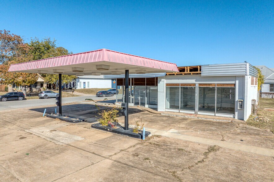 More Photos Of 212 N Austin Ave, Denison Bank For Sale