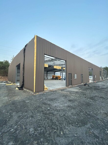 More Photos Of 954 Ort Ln, Merlin Industrial For Lease