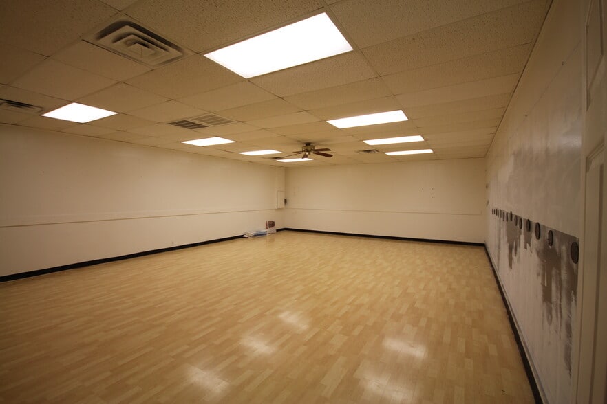 More Photos Of 6124 E 51st Pl, Tulsa Unknown For Lease