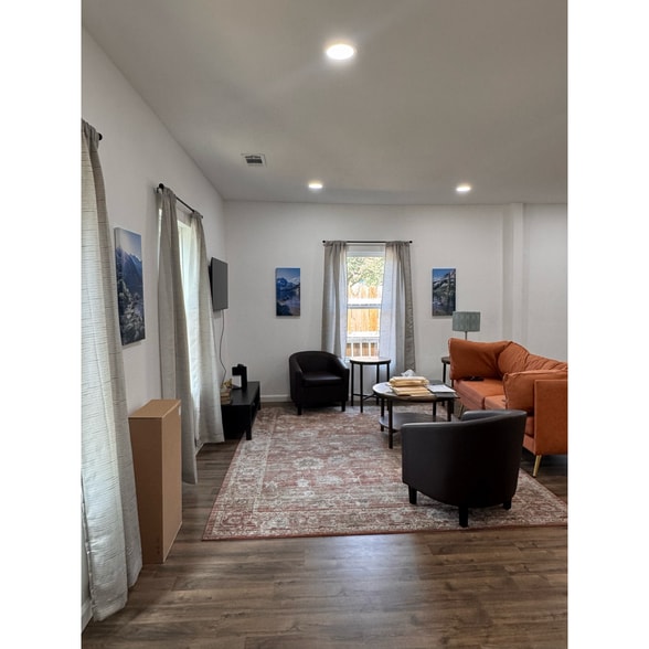 More Photos Of 2005 May St, Fort Worth Office For Lease