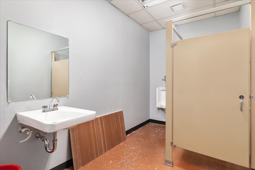 More Photos Of 11 Water St, Front Royal Loft Creative Space For Lease