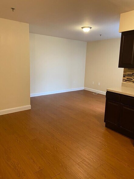 More Photos Of 533 E 2nd Ave, Roselle Apartments For Sale