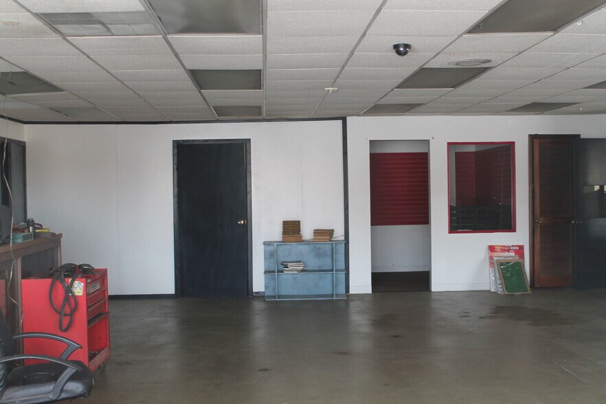 More Photos Of 2145 Sweets Dr, Carbondale Showroom For Sale